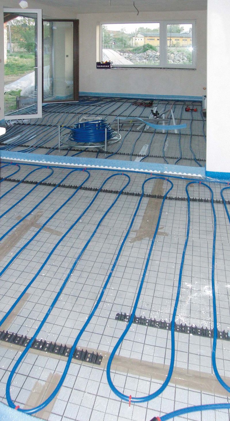 Systém STANDARD je klasické nízkoteplotní vodní podlahové vytápění v betonové zálivce. Modrá vrstvená roura garantuje dokonalou vzduchovou nepropustnost a zaručuje absolutně plné uzavření v betonové zálivce bez tvorby vzduchových kapes. 