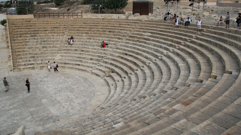 Zachovalý antický amfiteátr v Kourionu.