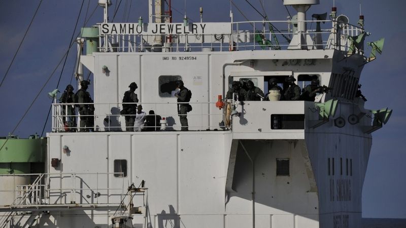 Příslušníci jihokorejských speciálních sil na palubě lodi Samho Jewelry 