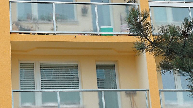 Muž přelézal z jednoho balkónu na druhý. Ilustrační foto