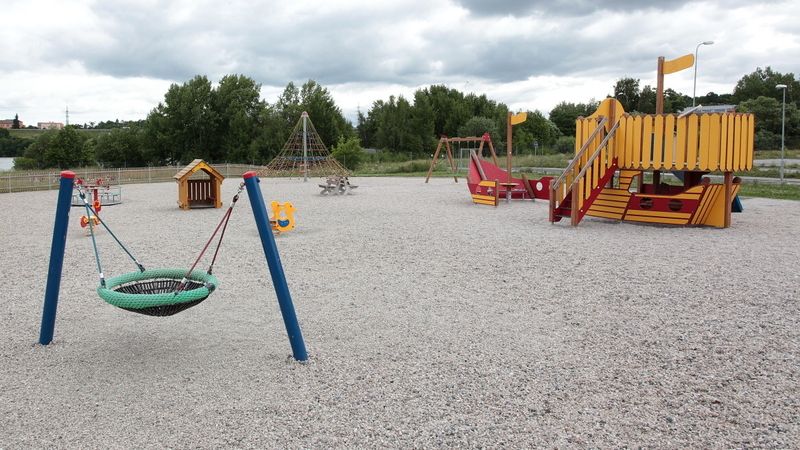 Dětské hřiště ve Škodalandu, které má prestižní značku „Hřiště –sportoviště – tělocvična – OVĚŘENÝ PROVOZ“.
