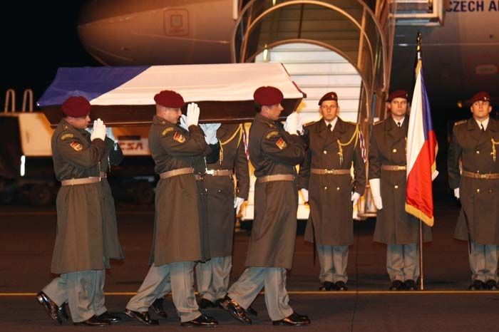 Vojáci nesou rakev s ostatky českého velvyslance v Pákistánu Ivo Žďárka.