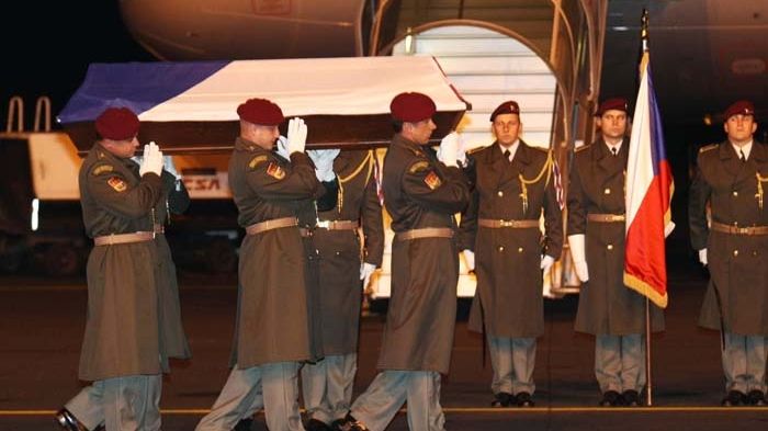Vojáci nesou rakev s ostatky českého velvyslance v Pákistánu Ivo Žďárka.