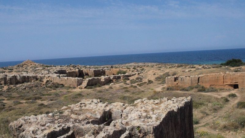 Poblíž kyperského města Pafos se na pobřeží nacházejí královské hrobky. Budovaly se v rušných částech měst. Věřilo se, že se mrtvý bude mít čím zaobírat a nebude strašit mrtvé.