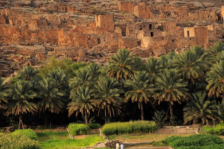 Wadi Ghul, opuštěné domy staré vesnice, za kterou se rozkládá ománský Grand Kanyon – Wadi An Nakhur.