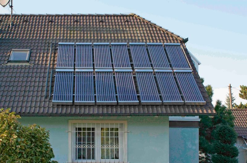 Solární kolektory se nejčastěji instalují na střechu.