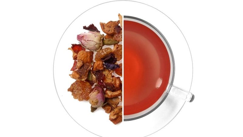 Čaj - Jahodový polibek - Složení: kousky jablek a meruněk, oplodí šípku, kousky červené řepy, růžová poupata, aroma, plátky jahod (min.1,2%), kousky vanilky, květy sléze.