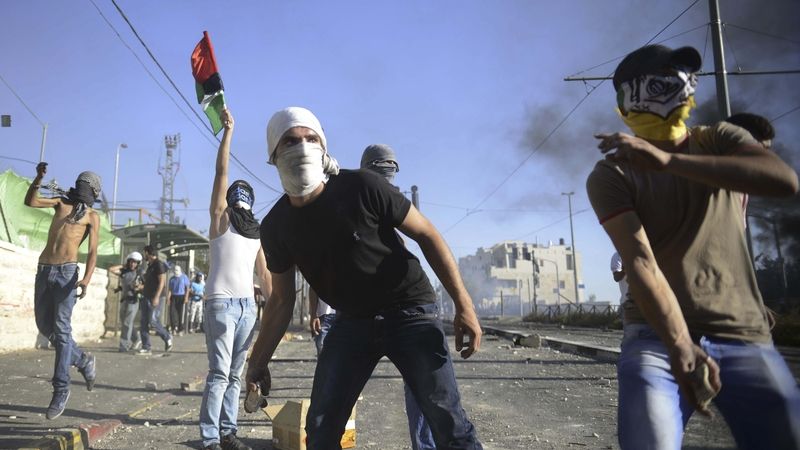 Palestinci házejí v Jeruzalému kameny na izraelské síly 