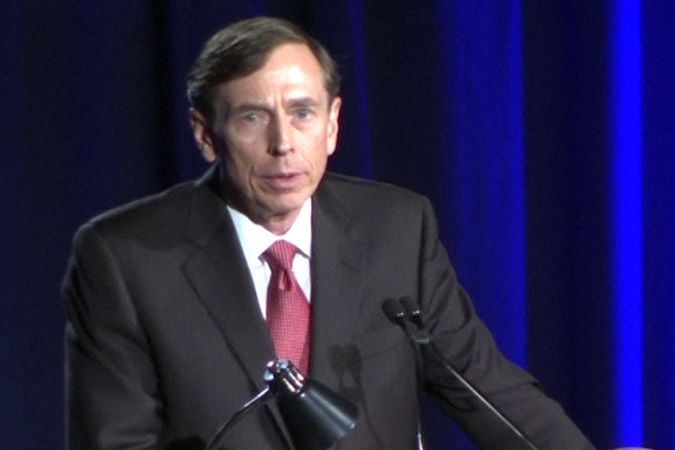 Bývalý šéf CIA Petraeus se omluvil za svou nevěru