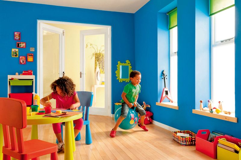 | Modrá barva patří mezi studené a má uklidňovat, zmírňovat. Perfektně tak vyvažuje příliš mnoho barevných hraček v dětském pokoji.