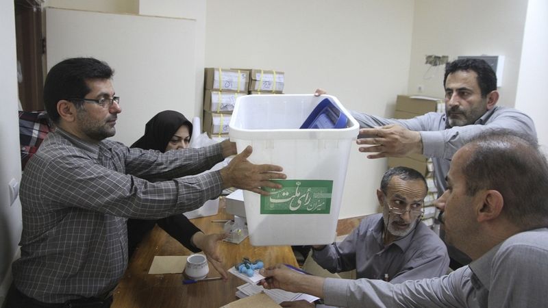 Komise připravuje volební urny.