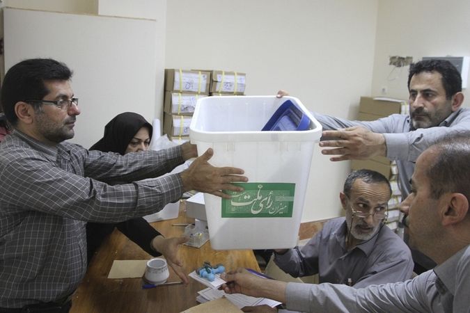 Komise připravuje volební urny.