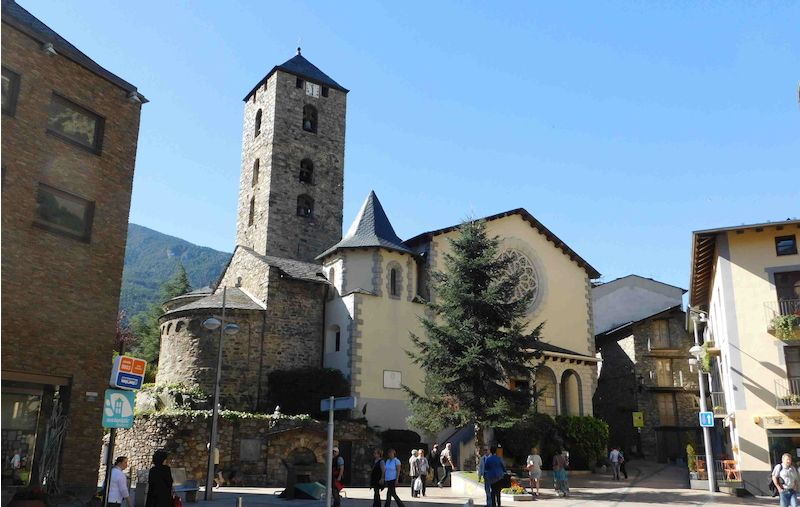 Farní kostel Sant Esteve na náměstí Príncep Benlloch s věží a kaplí sv. Ondřeje z 12. století, jeho dnešní vzhled ovlivnila novorománská přístavba. 