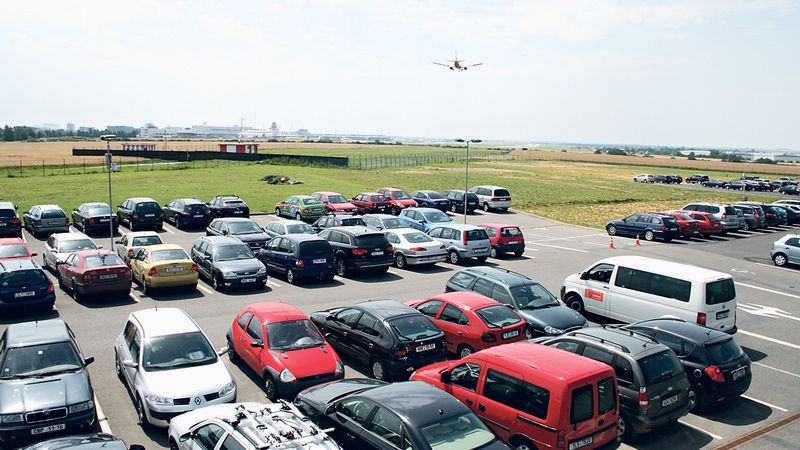 Parkoviště Go parking je nejmodernější letištní parkoviště v ČR s vlastním parkovacím systémem. Vejde se sem na 600 automobilů.