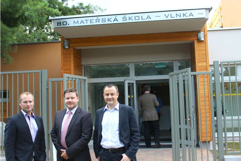 Radoslav Škarda, Jan Fluxa a Ondřej Ženíšek před nově otevřenou školkou v Plzni na Slovanech
