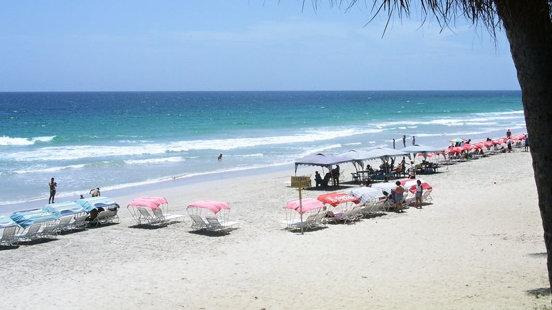 Slunečný den na pláži Playa de Agua, jedné z nejznámějších z celého ostrova.