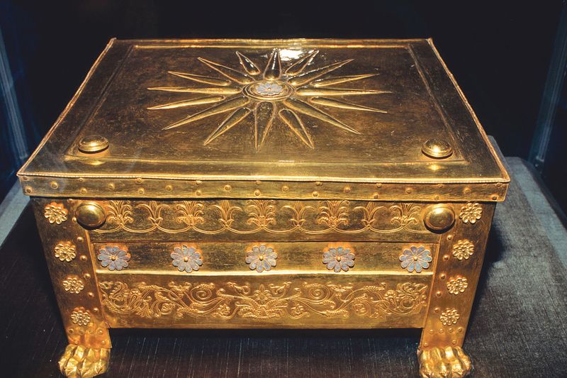 Osmikilová zlatá truhla z Verginy s ostatky Filipa II.