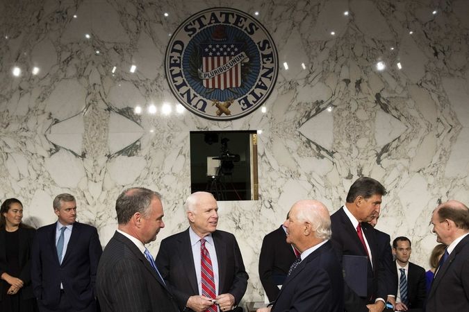 Senátoři USA s republikánem Johnem McCainem (uprostřed) před jednáním zahraničního výboru o podpoře útoku proti Sýrii
