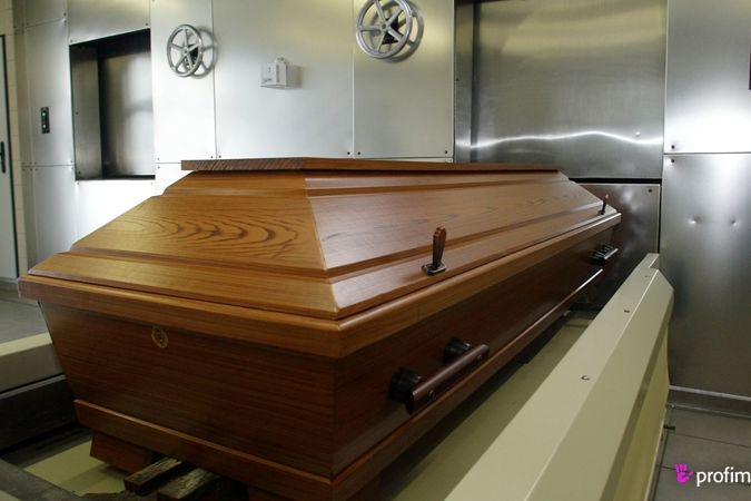 Rakev připravená v krematoriu na sežehnutí.