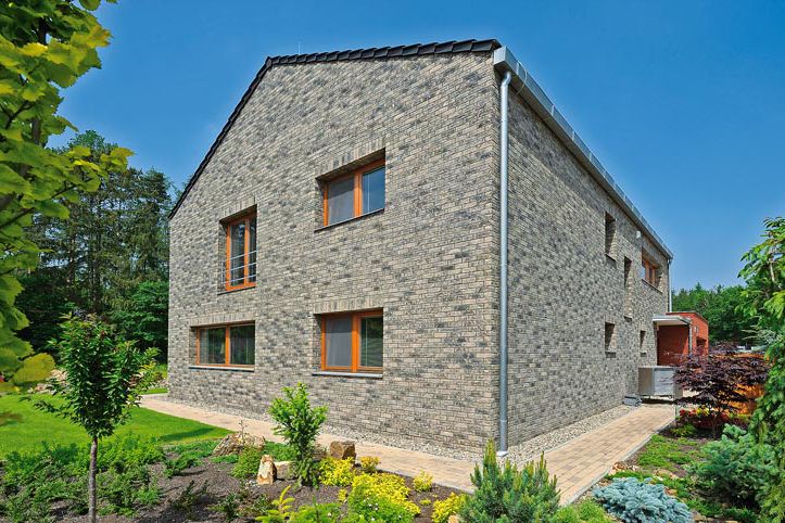 Protiváhou jednoduchého čistého tvaru domu je bohatá struktura obezdění belgickými lícovými cihlami s antracitovým zbarvením. U východní fasády je instalováno tepelné čerpadlo na vzduch. 