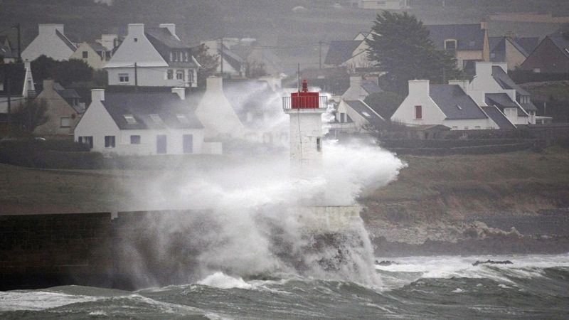 Bouře bičovala francouzské pobřeží.