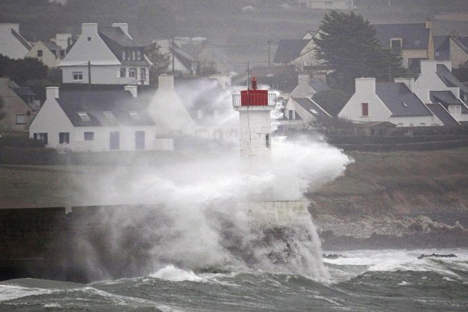 Bouře bičovala francouzské pobřeží.