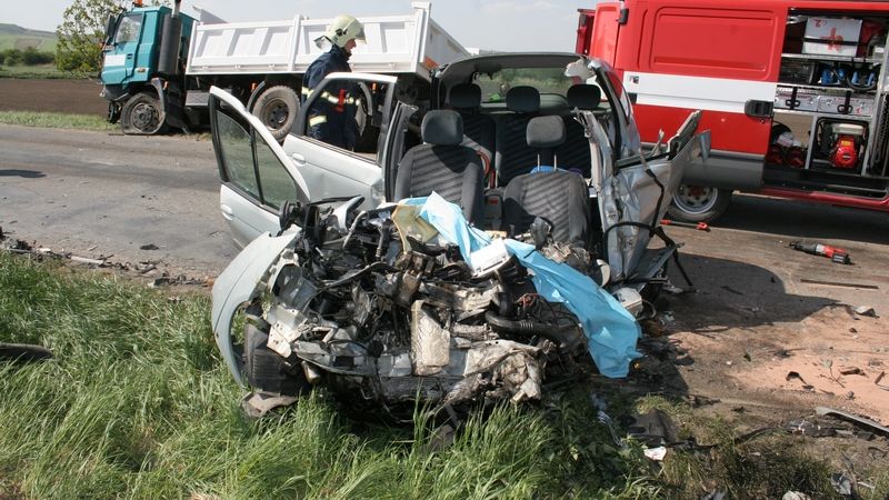 Aby Renault vytáhli zpod nákladního vozu a dostali z něj tělo oběti, museli hasiči vrak zcela rozstříhat. 