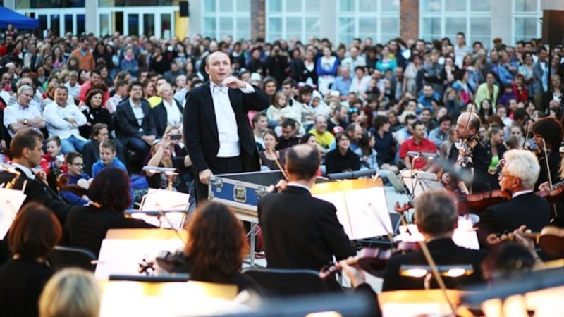 Filharmonie pod vedení dirigenta Stanislava Vavřínka zahrála i v loňském roce pod širým nebem.