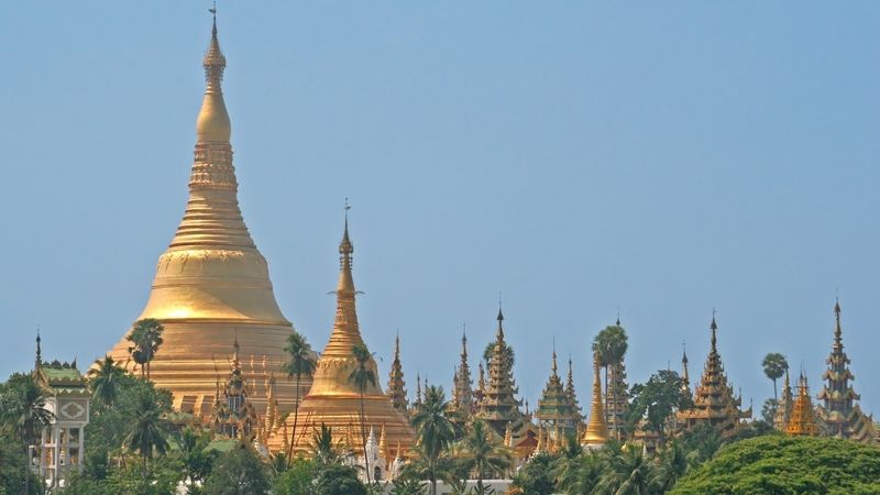 V základech pagody je prý ukryto osm Buddhových vlasů.