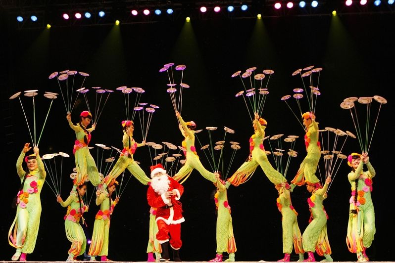 ÚTERÝ 28. PROSINCE - Čínští akrobaté předvádějí vánoční příběh v Araneta Coliseu ve filipínském Quezonu.
