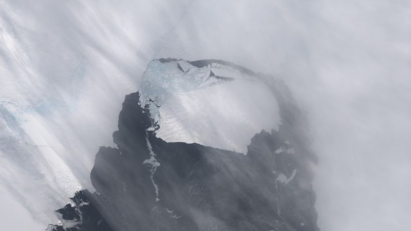 Satelitní snímek ukazuje odlomení obří kry B-31 od Antarktidy - ilustrační foto