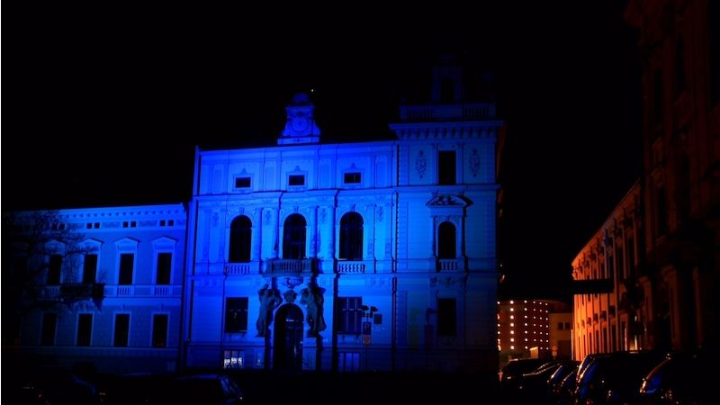 Uherskohradišťská radnice svítí modře