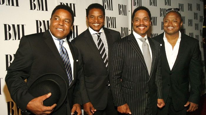 Tito Jackson, Jackie Jackson, Marlon Jackson a Randy Jackson přišli, Michael chyběl.