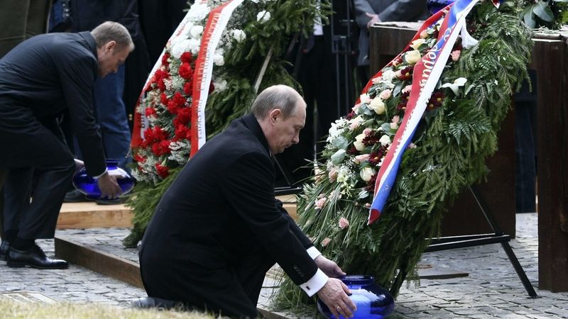 Ruský premiér Vladimir Putin a jeho polský protějšek Donald Tusk (vlevo) položili věnce na památník obětí masakru v Katyni.