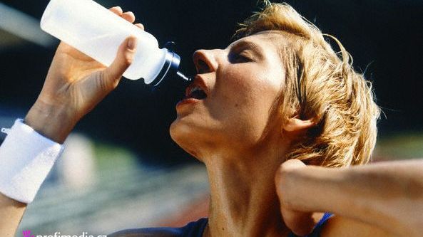 Nebezpečné je pití energetických nápojů při sportu, měly by se doplnit vodou.