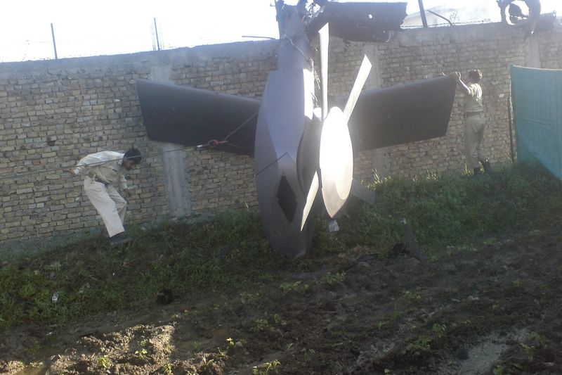 Trosky vrtulníku na zahraně domu bin Ládina. Američané jej po havárii zničili. 