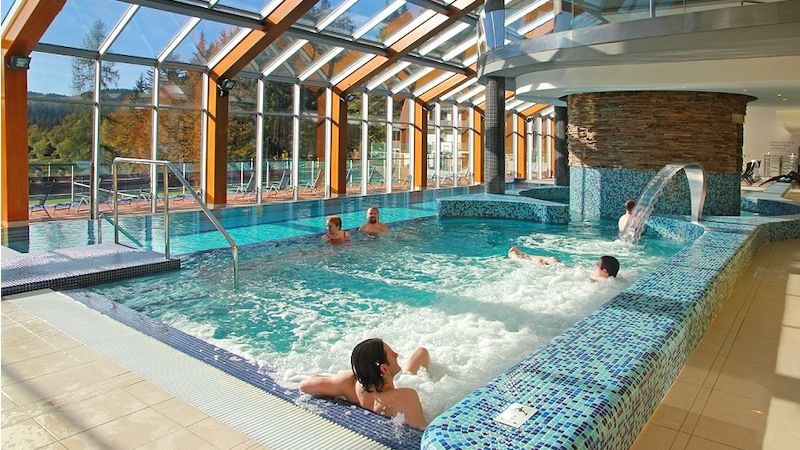 Termální bazény relaxačního centra Wellness Horal jsou plněny slanou vyhřívanou vodou.