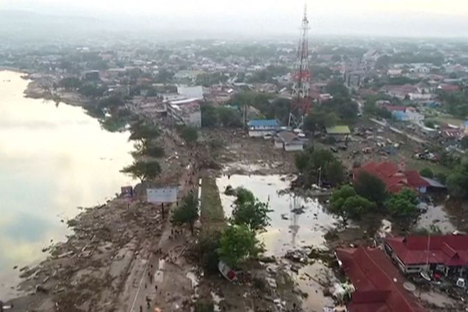 BEZ KOMENTÁŘE: Zemětřesení a tsunami si vyžádaly v Indonésii už stovky obětí
