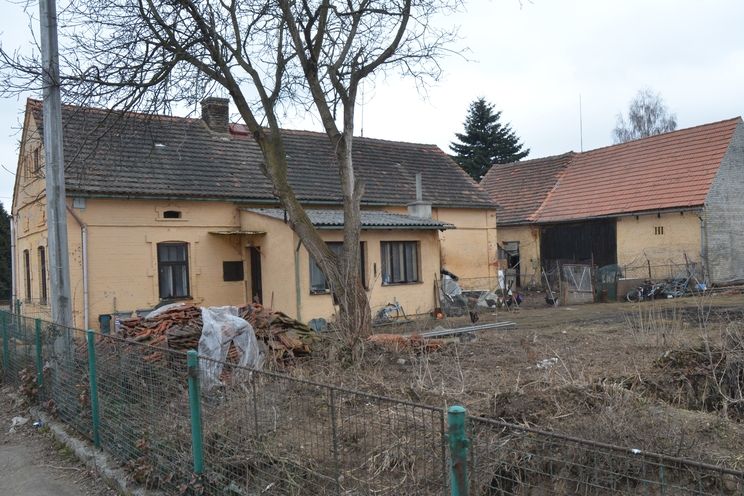 Dům se zahradou ve Svojkovicích, který získal Klement od svých prarodičů a který záhy přepsal na spoluobviněného Libora Skopalíka.
