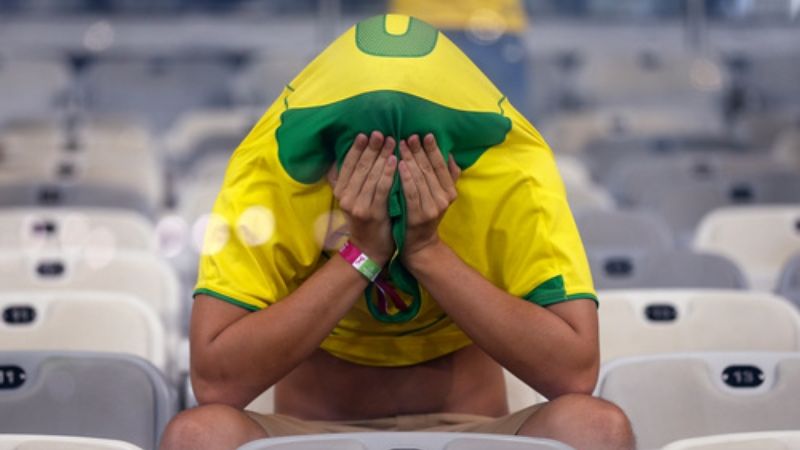 Brazilský fotbalový fanoušek po prohraném utkání s Německem