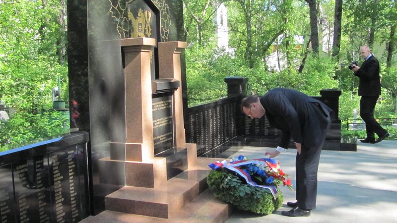 Premiér Petr Nečas uctil památku československých legionářů na Michajlovském hřbitově v Jekatěrinburgu.