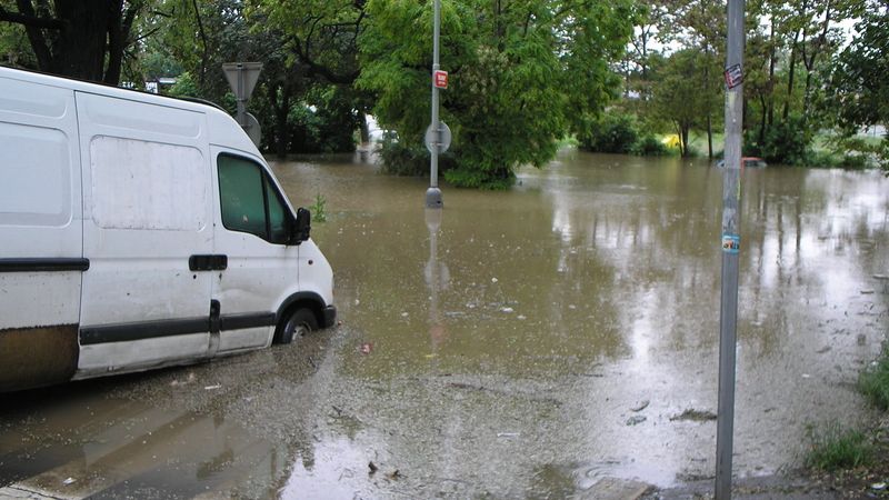 Povodně v pražské Libni topí zaparkované automobily.