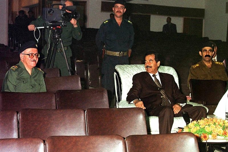 Tárik Azíz (vlevo) se Saddámem Husajnem na snímku z roku 2000.