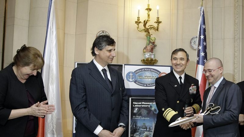 Premiér Jan Fischer a ministr obrany Martin Barták s viceadmirálem Harrym Harrisem, velitelem 6. flotily námořních sil USA pro Evropu.