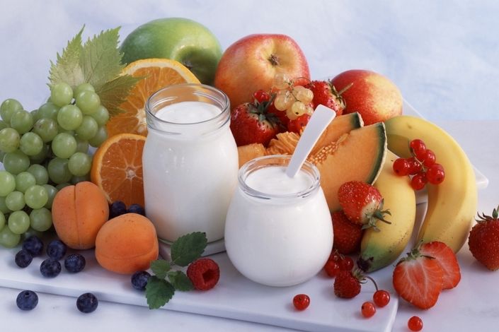 Máte-li rádi ovocné jogurty, volte raději variantu bílého jogurtu s čerstvým ovocem. 