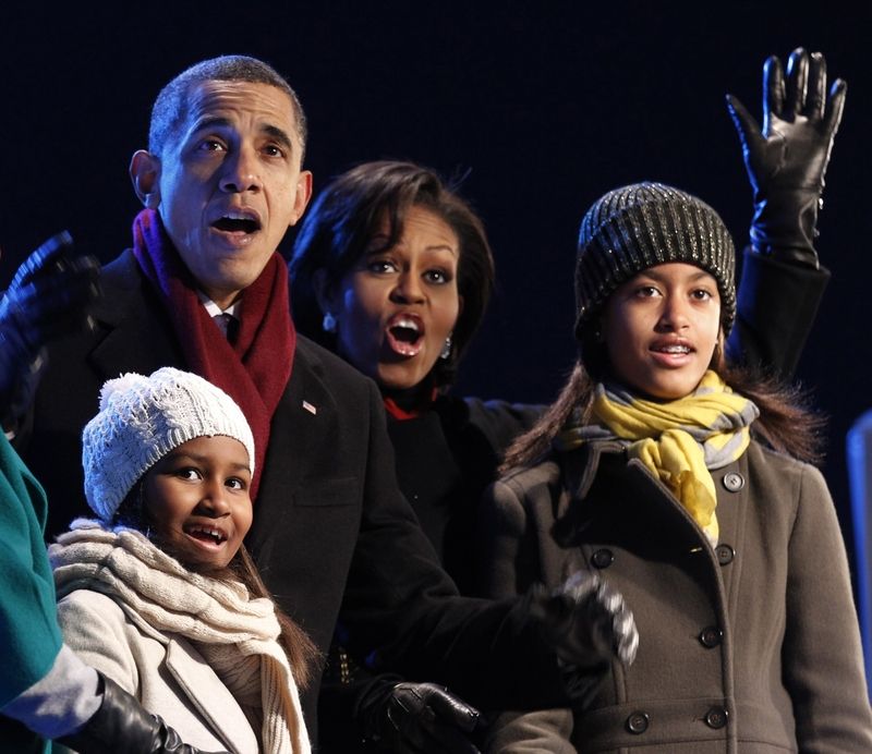 Obamovi v okamžiku, kdy se rozsvítil vánoční stromek.