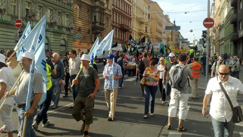 Odboráři se vydali na pochod Prahou z Legerovy ulice