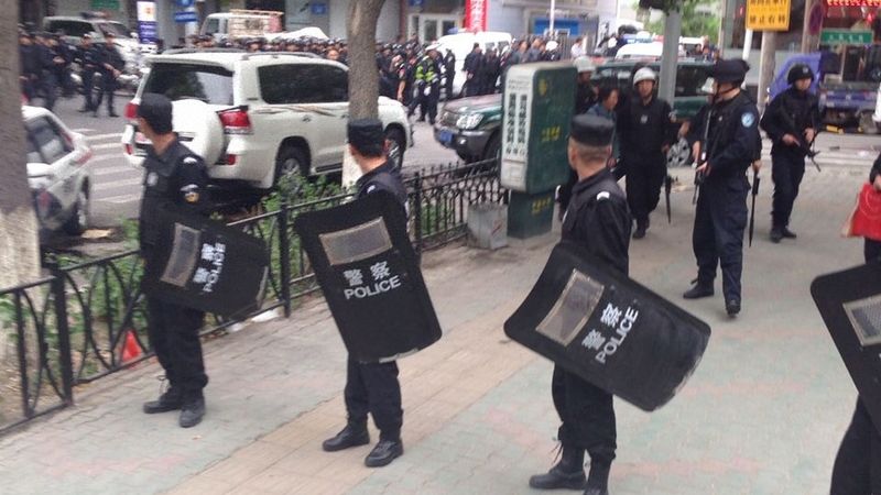 Čínští policisté střeží oblast atentátu v Urumči. 