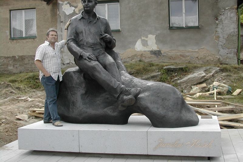 Richard Hašek u sochy svého děda Jaroslava, která bude zítra odhalena.

