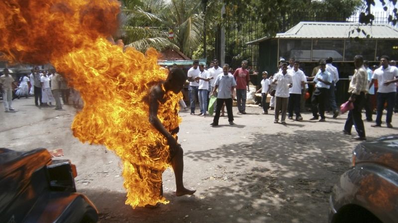 Mnich na Srí Lance se pokusil upálit